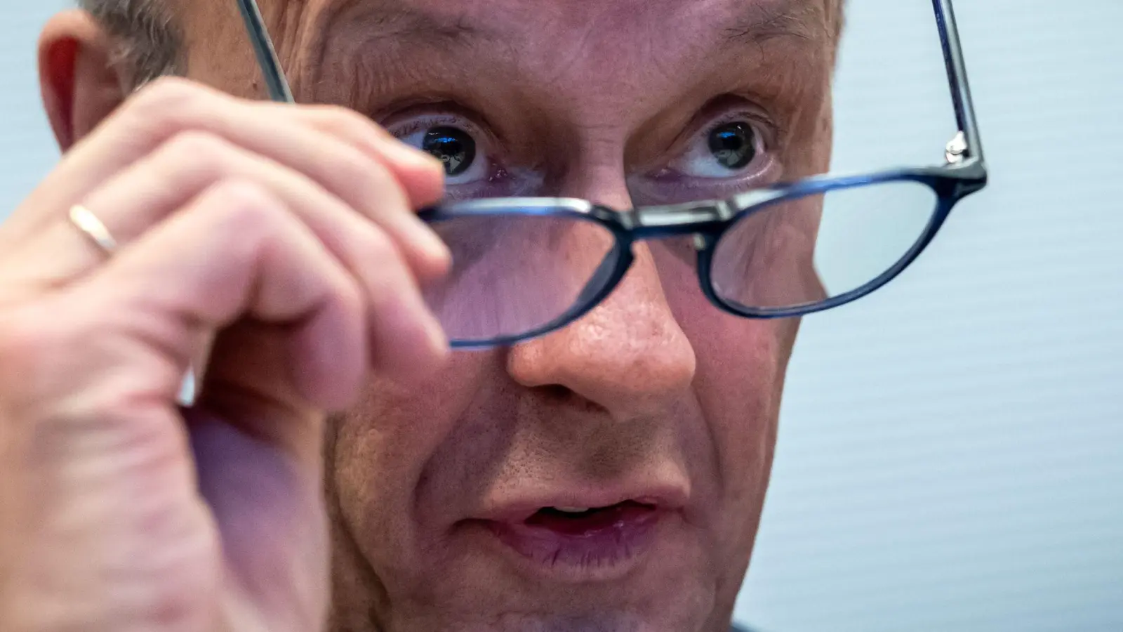 Kanzler Merz warnte in der Fraktionssitzung vor einer Destabilisierung Deutschlands und Europas, wenn die Koalition keine eigene Mehrheit für das Renten-Gesetz zustande bringt.  (Foto: Michael Kappeler/dpa)