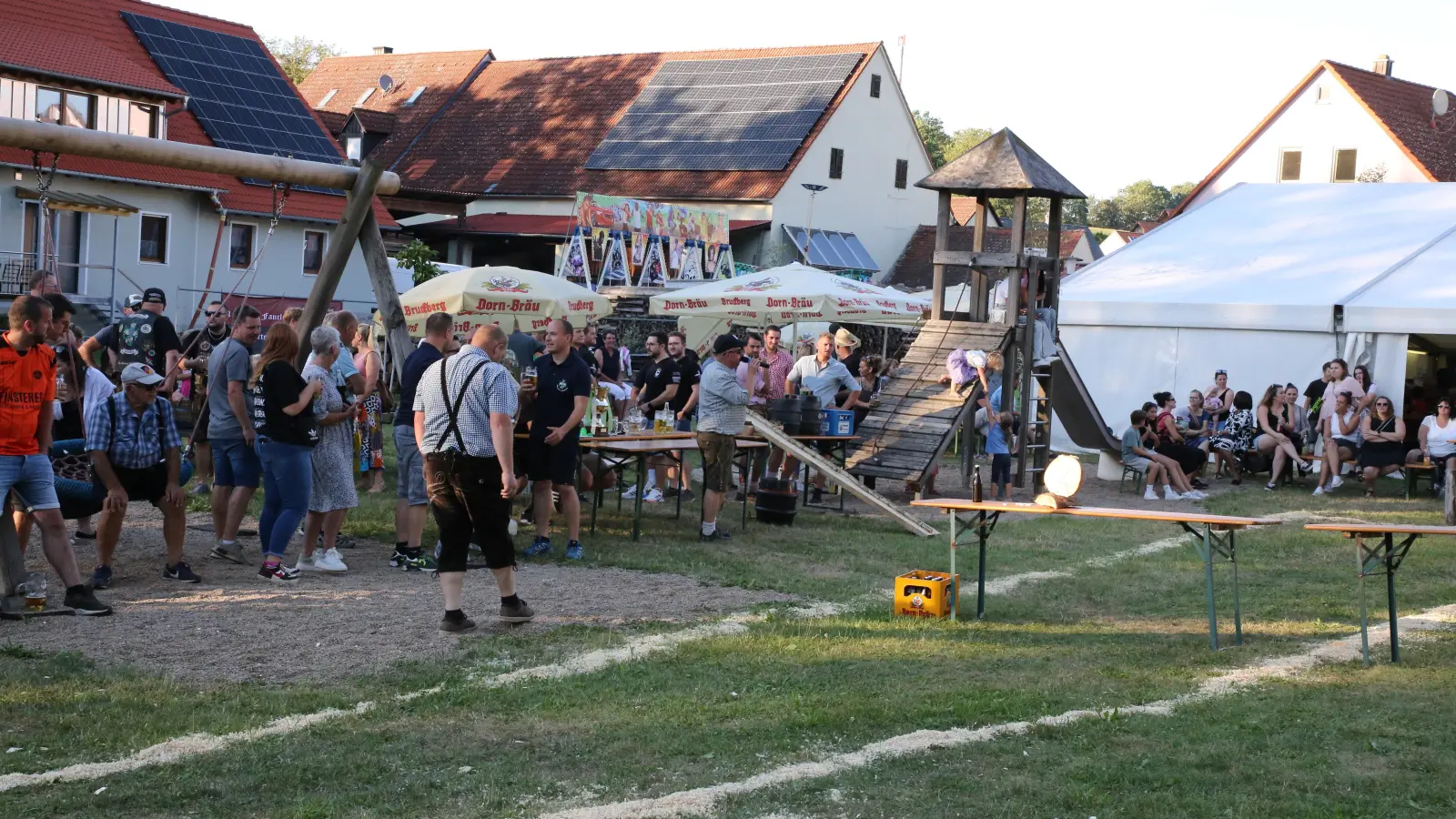 Nach dem Bieranstich durch Bürgermeister Herbert Albrecht starten die Holzfällermeisterschaften. Die Wittmanns Buam sorgen mit ihrer Stimmungsmusik für die musikalische Untermalung des Events. (Foto: Alexander Biernoth)