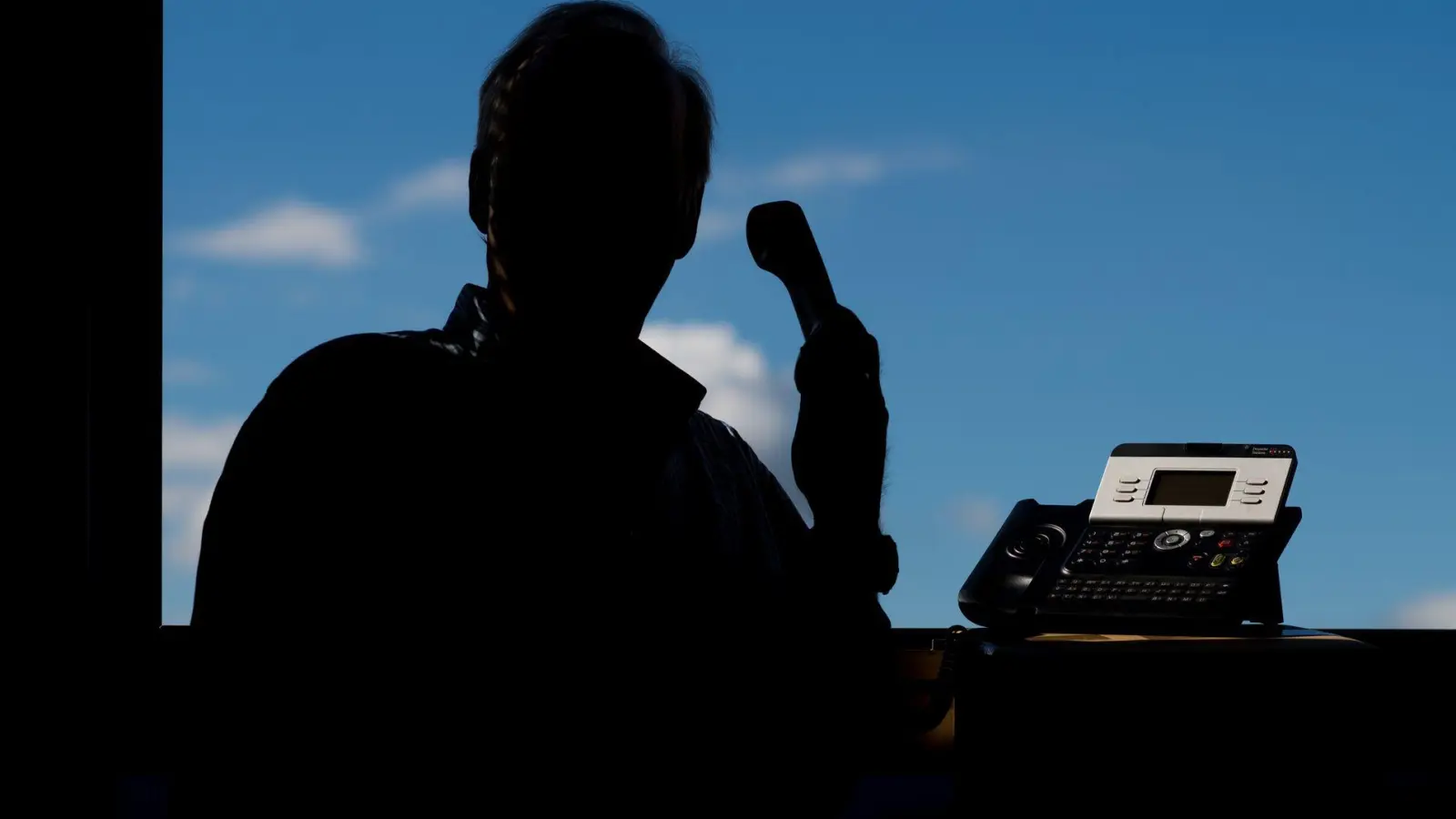 Die Ermittler stoppten eine mutmaßliche Bande von Telefonbetrügern. (Symbolbild) (Foto: Julian Stratenschulte/dpa)