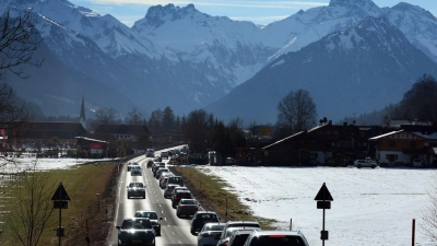 Besonders hoch ist die Staugefahr laut ADAC auf dem Weg in die Berge. (Archivbild) (Foto: Karl-Josef Hildenbrand/dpa)