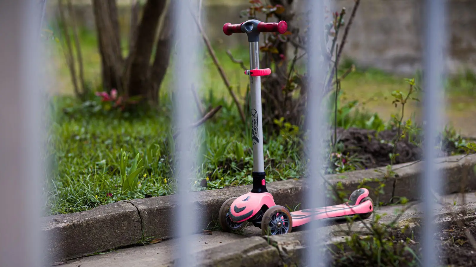 Ein Tretroller steht vor dem Einfamilienhaus in der Region Hannover, in dem sich die Tat ereignete. (Foto: Moritz Frankenberg/dpa)