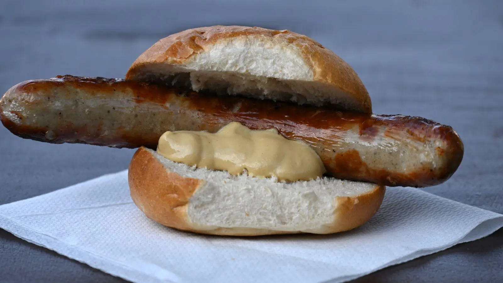 Wann und wo gab es die erste Bratwurst? Eine Urkunde könnte darüber Aufschluss geben. (Archivbild) (Foto: Martin Schutt/dpa)