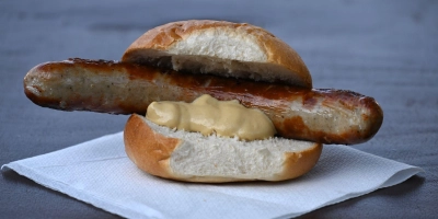 Bratwurst besteht eigentlich zu 100 Prozent aus echtem Fleisch. Die Firma Kupfer aus Heilsbronn mischt für ein Forschungsprojekt nun auch Zellkultur-Fleisch hinzu. (Symbolbild: Martin Schutt/dpa)