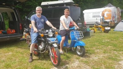 Markus Kranz und sein Schwiegersohn Tim Präger (von links) wollen mit ihren zweirädrigen Oldtimern auf den Großglockner tuckern – und sammeln dabei Spenden für einen guten Zweck. (Foto: Peter Hojak)