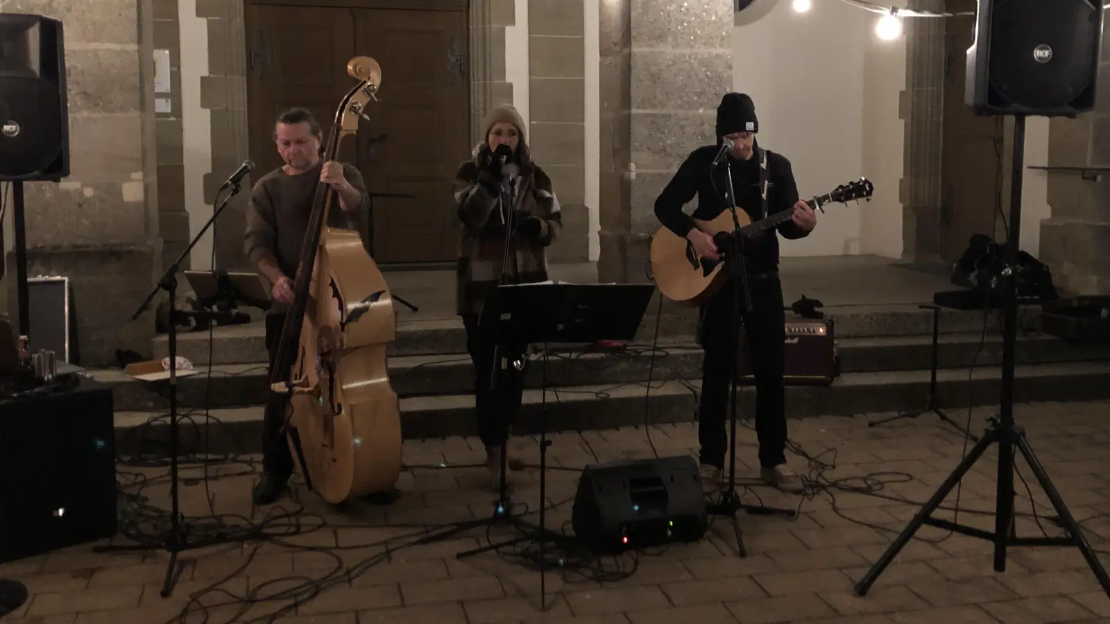 Das Acoustic-Pop-Ensemble „LissyFandderMichl” sorgte vor der Johanniskirche auf dem Bechhöfer Weihnachtsmarkt für musikalische Unterhaltung. (Foto: Johannes Flierl)