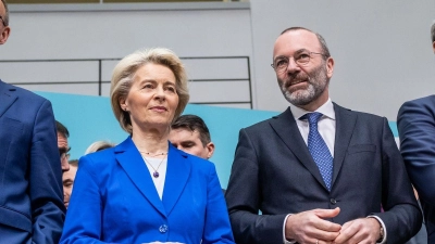 Ursula von der Leyen (2.v.l), EU- Kommissionspräsidentin, steht neben Friedrich Merz (l), CDU-Bundesvorsitzender und Fraktionsvorsitzender der CDU/CSU- Fraktion im Bundestag, Manfred Weber (2.v.r.), Vorsitzender der EVP-Fraktion im Europaparlament, sowie Markus Söder, CSU-Vorsitzender und Ministerpräsident von Bayern, bei der gemeinsamen Sitzung der Präsidien von CDU und CSU. (Foto: Michael Kappeler/dpa)