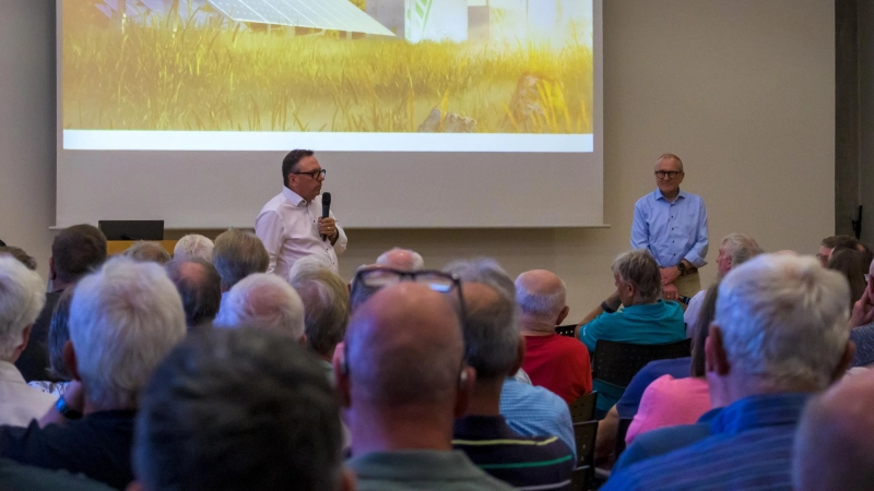 Beim Energie-Dialog beantwortete Stadtwerke-Chef Lothar Beckler (links) Fragen, Bürgermeister Dr. Ulrich Grünwald führte moderierend durch den Abend. (Foto: René Chlopotowski)