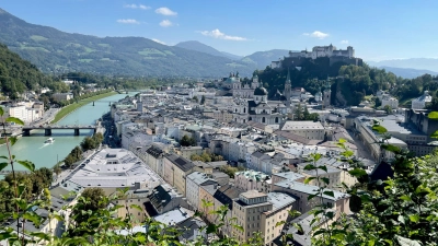 Festspielstadt schlechthin: Ausblick vom Mönchsberg auf Salzburg. (Archivbild) (Foto: Anita Arneitz/dpa-tmn)