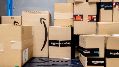 Pakete im Warenausgang des Amazon-Logistikzentrums in Großenkneten. (Foto: Hauke-Christian Dittrich/dpa)