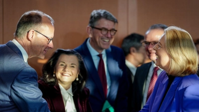 Kanzler Merz und Ministerin Bas wirken im Kabinett zufrieden. (Foto: Kay Nietfeld/dpa)