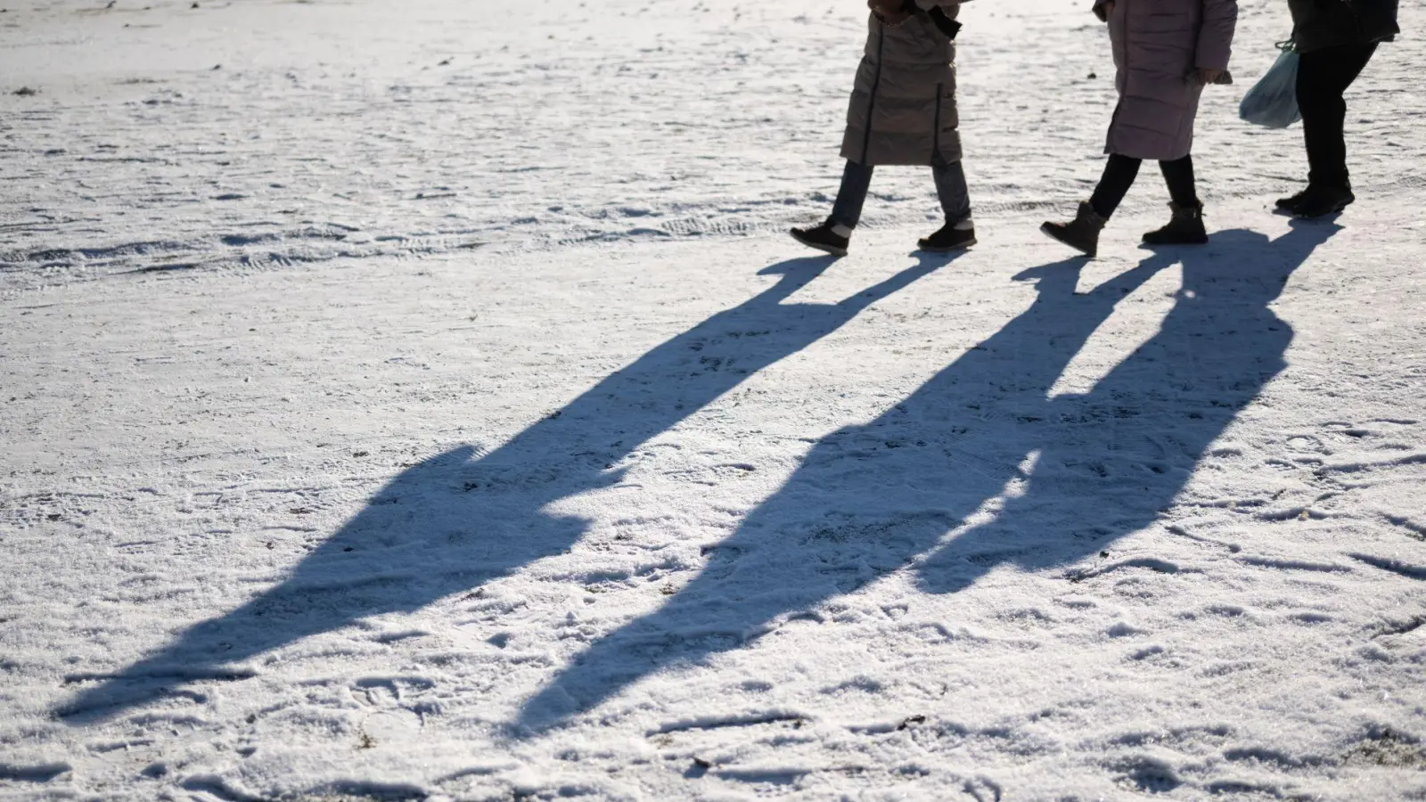 In diesen Tagen keine Seltenheit: klamme Zehen und Finger. (Foto: Marijan Murat/dpa)