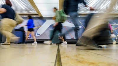 Rail-and-Fly-Tickets haben den Vorteil, dass sich die Fluggesellschaft um einen Ersatzflug kümmert, wenn sich der Zug verspätet oder ausfällt. (Foto: Andreas Arnold/dpa/dpa-tmn)