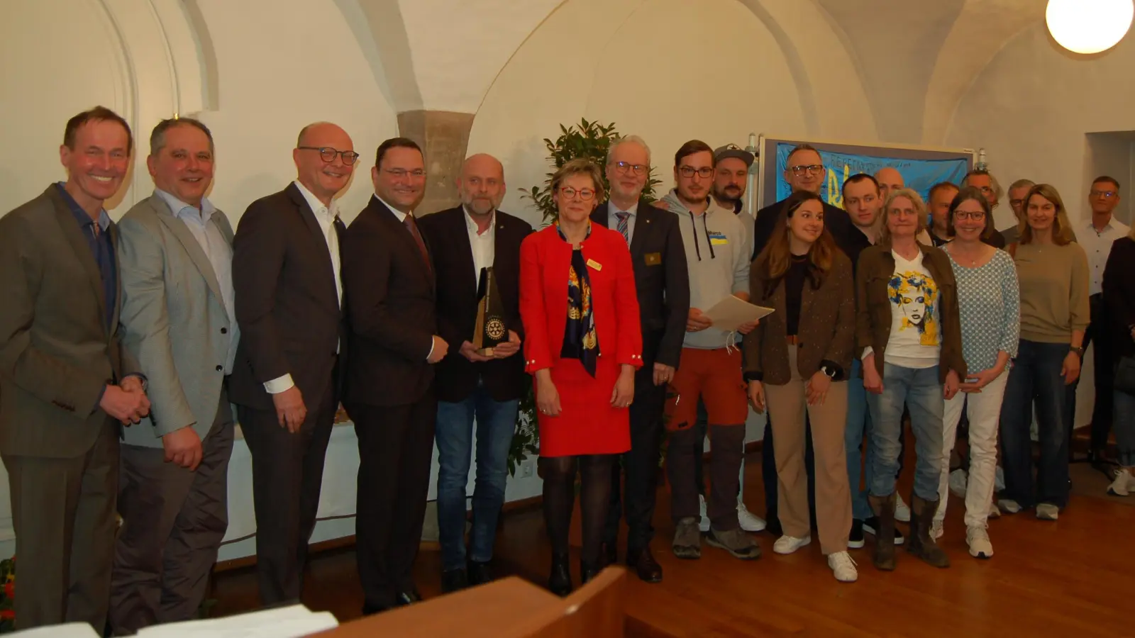 Präsident Jörg Kernstock (Vierter von links) überreichte an Klaus Löffler (rechts daneben) den Rotarischen Meilenstein. Unser Bild zeigt ihn zusammen mit dem Team der Ukrainehilfe sowie Clubmitgliedern und Ehrengästen. Die Laudatio hielt Past-Präsident Steffen Dick (Dritter von links). (Foto: Markus Weinzierl)