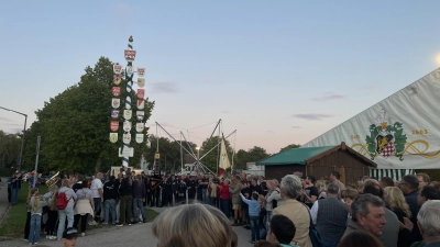 Vor dem Festzelt wurde traditionell der Kirchweihbaum aufgestellt, bevor alle gemeinsam ins Festzelt einzogen.  (Foto: Cedric Sterner)