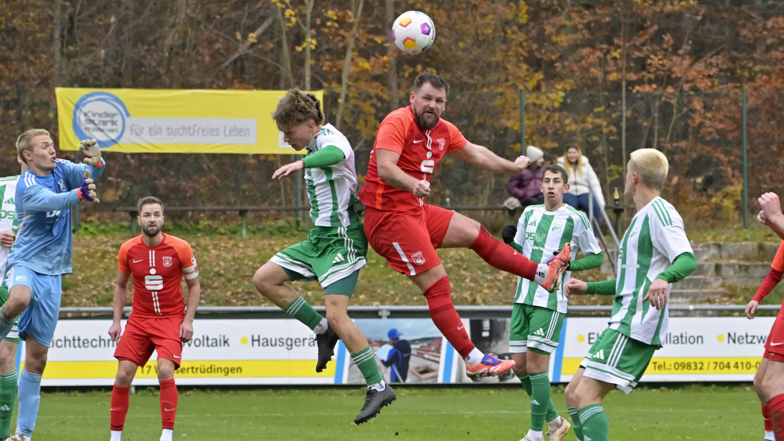 Rumms! Der Dinkelsbühler David Eißner (in Rot) geht energisch ins Kopfballduell mit dem Hofstettener Martin Böttcher. Am Sonntag geht es für Eißner und Co. zum Schlusslicht nach Göggelsbuch, da sind drei Punkte fast Pflicht. (Foto: Martin Rügner)