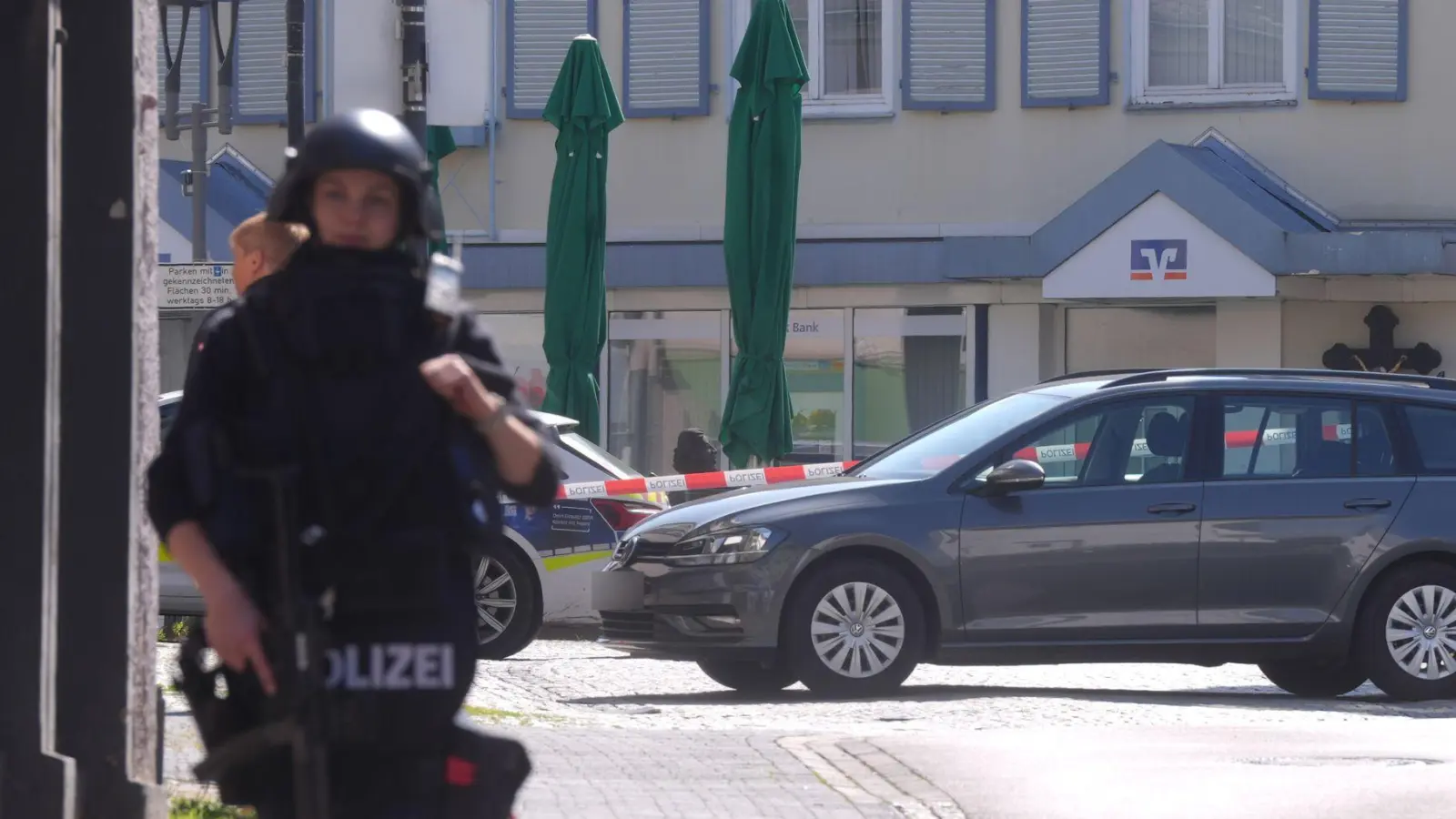 Schwer bewaffnete Einsatzkräfte bezogen Stellung vor der Bank. (Foto: Thomas Frey/dpa)