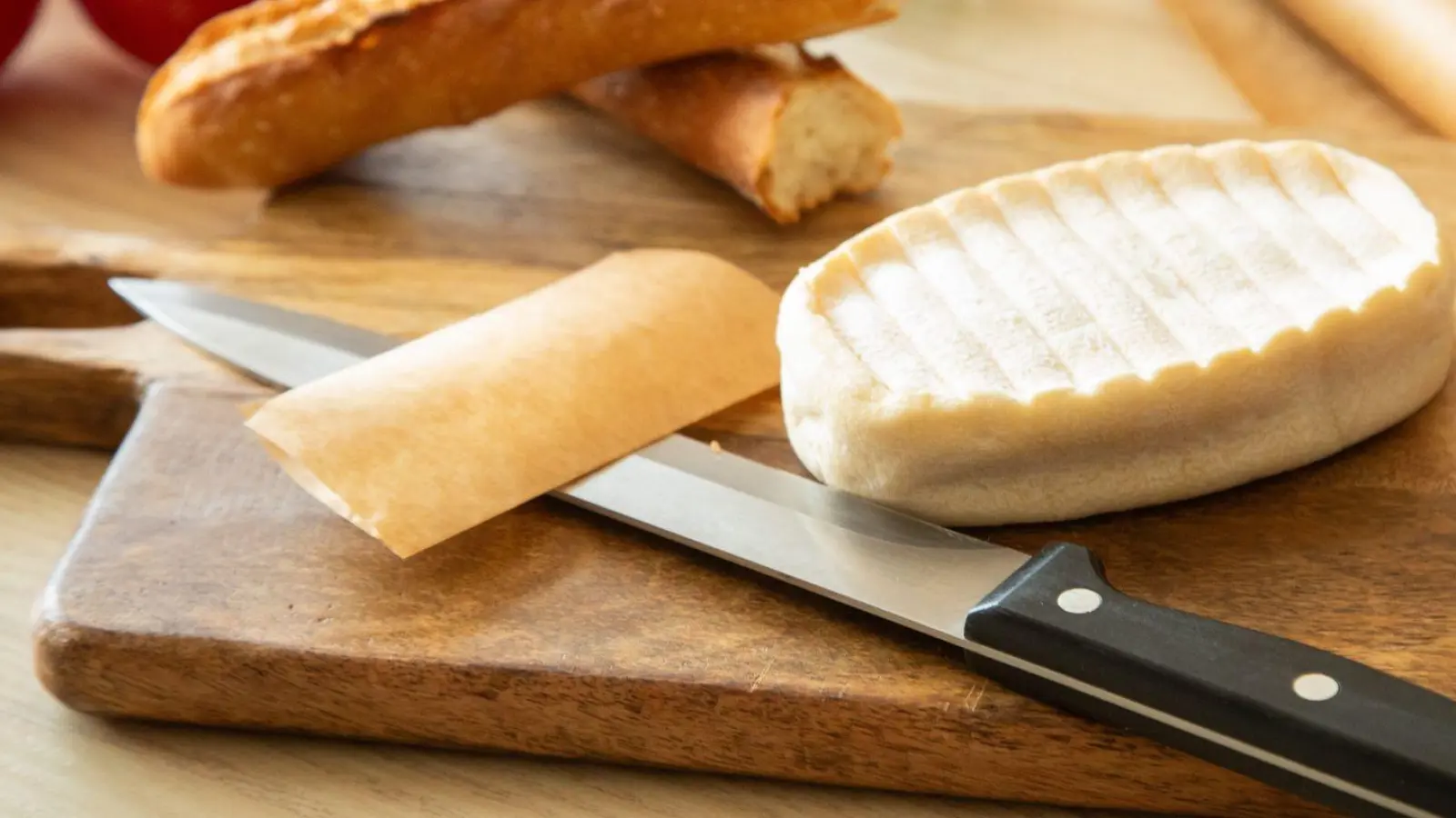 Wie lässt sich Weichkäse schneiden, ohne dass er am Messer kleben bleibt? (Foto: Christin Klose/dpa-tmn)