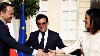 Treffen in La Celle Saint-Cloud: Annalena Baerbock und ihre Amtskollegen aus Frankreich, Stephane Sejourne (M), und Polen, Radoslaw Sikorski. (Foto: Sarah Meyssonnier/RTR POOL/AP/dpa)