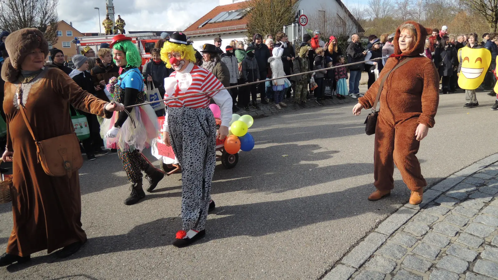 Auch wenn sie sich an der Leine führen lassen musste, hatte diese Bärin ihren Spaß. (Foto: Peter Zumach)