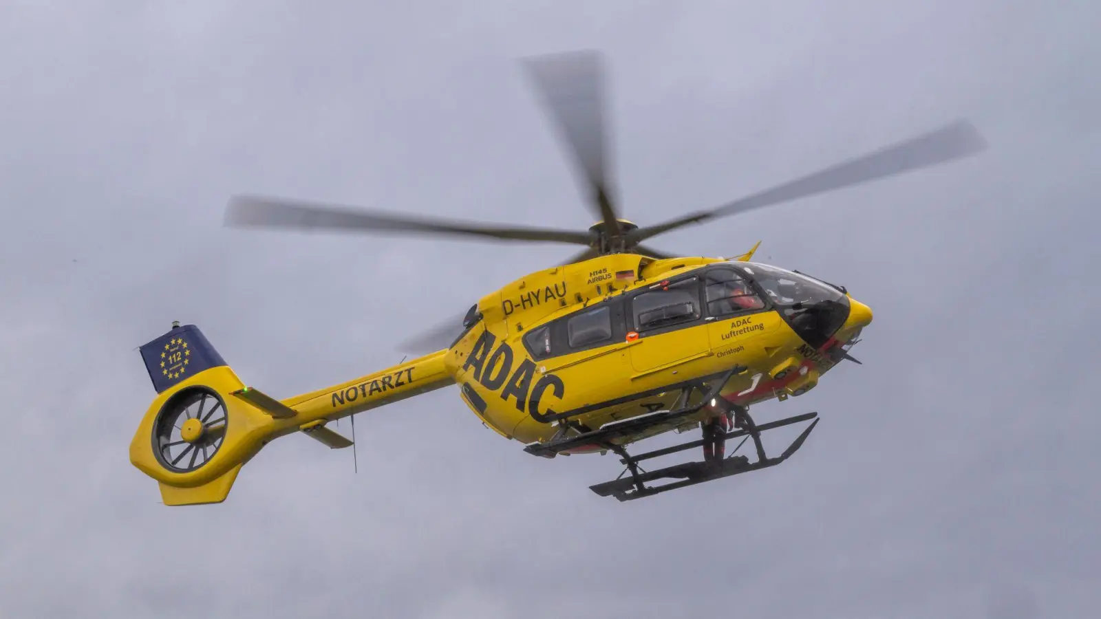 Ein Rettungshubschrauber bringt den Schwerverletzten in eine Klinik. (Symbolbild) (Foto: Peter Kneffel/dpa)