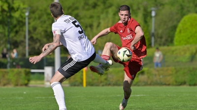 Moritz Ortner (in Rot, hier im Spiel gegen den TSV Buch) verschoss in Burgebrach einen Strafstoß.  (Foto: Martin Rügner)