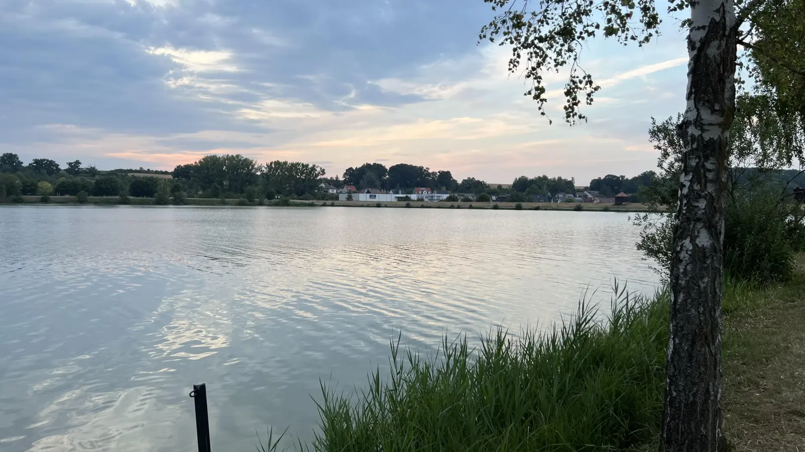 Falls das Wetter mitspielt, kann am Obernzenner See im September noch gebadet werden – auch nach Beginn der geplanten Absenkung des Wasserspiegels. (Foto: Yvonne Neckermann)