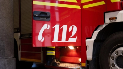 Am Freitagmittag hat ein Kran Feuer gefangen. Der Brand konnte mithilfe eines Feuerlöschers gelöscht werden. Drei Wehren waren alarmiert. (Symbolbild: Carsten Rehder/dpa)