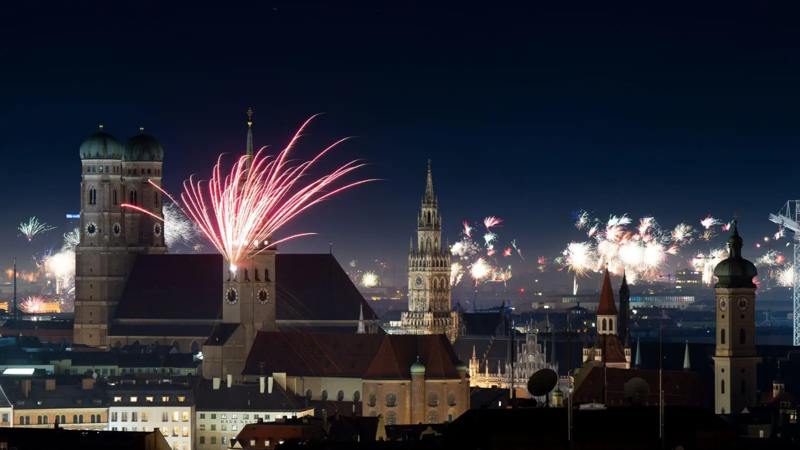 So schön Feuerwerk auch aussieht, für die Sauberkeit der Luft ist der damit einhergehende Feinstaub alles andere als gut. (Foto Illustration) (Foto: Sven Hoppe/dpa)