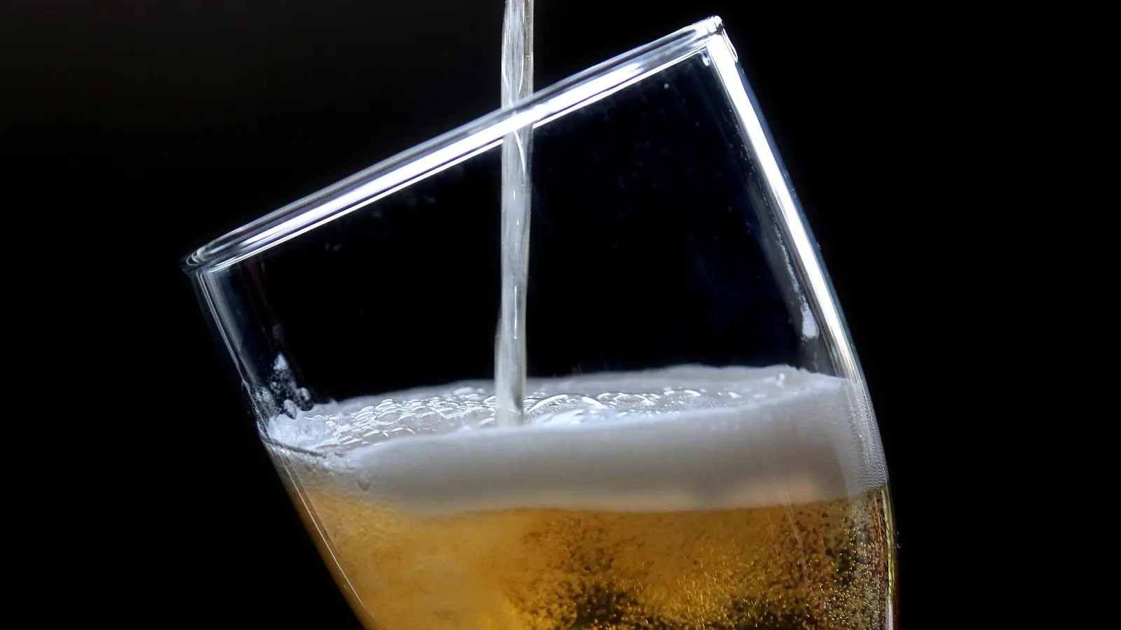 Der deutsche Biermarkt ist 2025 außergewöhnlich stark um mehr als sechs Prozent geschrumpft. (Foto: Roland Weihrauch/dpa)