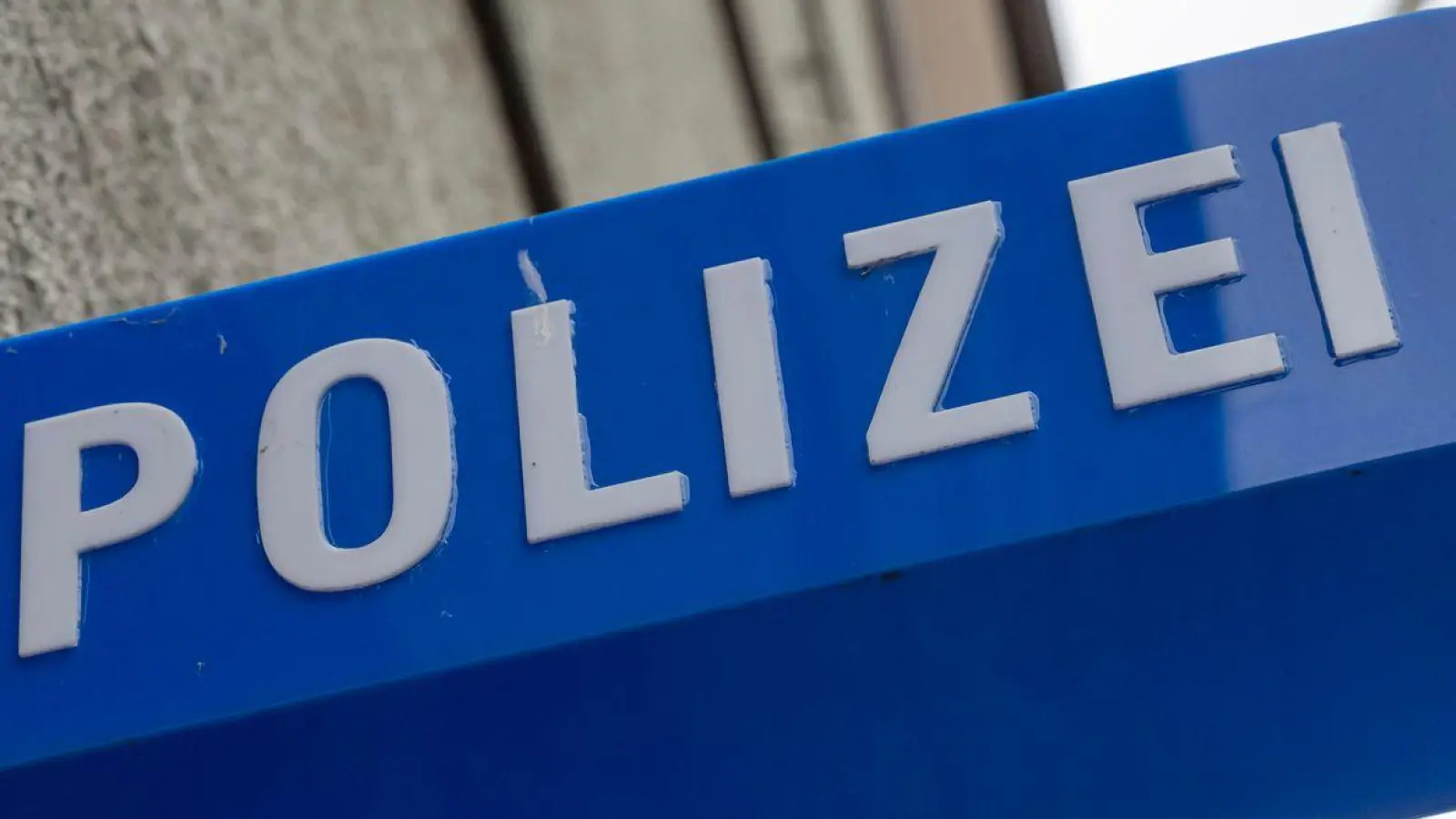Die Polizei in Landhut ermittelt gegen einen 61-Jährigen ohne Führerschein, der mit dem Auto zur Polizei gefahren war. (Symbolbild) (Foto: Peter Kneffel/dpa)