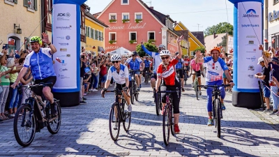 Mit viel Applaus wurden die Radfahrer in Herrieden willkommen geheißen. Links im Bild ist Innenminister Joachim Herrmann, der den Tag ebenfalls im Sattel verbracht hat. (Foto: Christian Pohler)