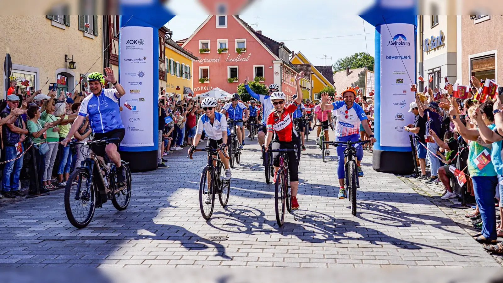 Mit viel Applaus wurden die Radfahrer in Herrieden willkommen geheißen. Links im Bild ist Innenminister Joachim Herrmann, der den Tag ebenfalls im Sattel verbracht hat. (Foto: Christian Pohler)