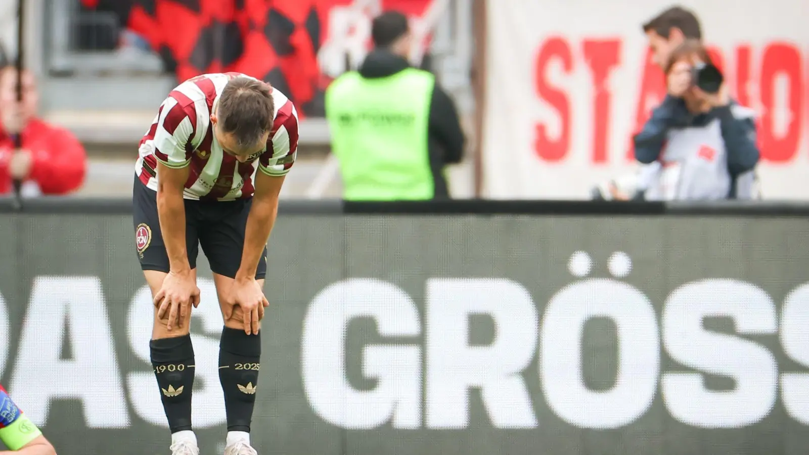 Für den 1. FC Nürnberg gibt es eine kalte Dusche. (Foto: Daniel Karmann/dpa)