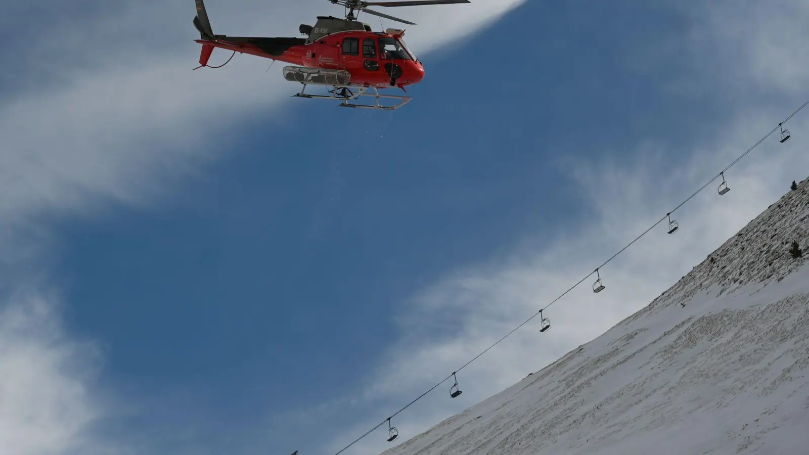 Insgesamt fünf Hubschrauber wurden eingesetzt.  (Foto: Verónica Lacasa/EUROPA PRESS/dpa)