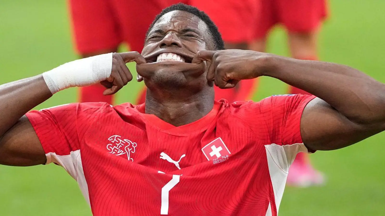 Bitte lächeln: Embolo jubelt im Sitzen. (Foto: Lindsey Wasson/AP/dpa)