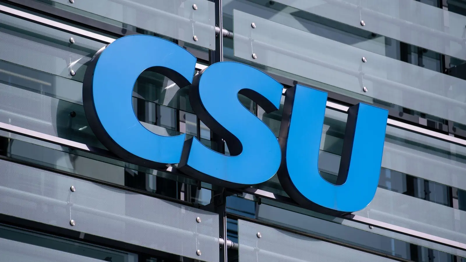 Die CSU wusste nach eigener Darstellung nichts von der Entscheidung von Bundeskanzler Friedrich Merz (CDU),  Rüstungsexperte nach Israel teilweise nicht mehr zu genehmigen (Symbolbild).  (Foto: Sven Hoppe/dpa)