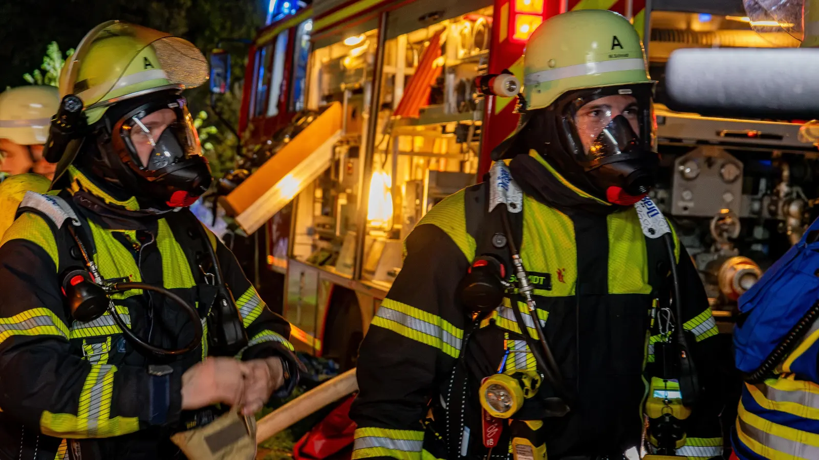 Auch Atemschutzträger der Feuerwehr kamen zum Einsatz. (Foto: NEWS5 / Kevin Weddig)