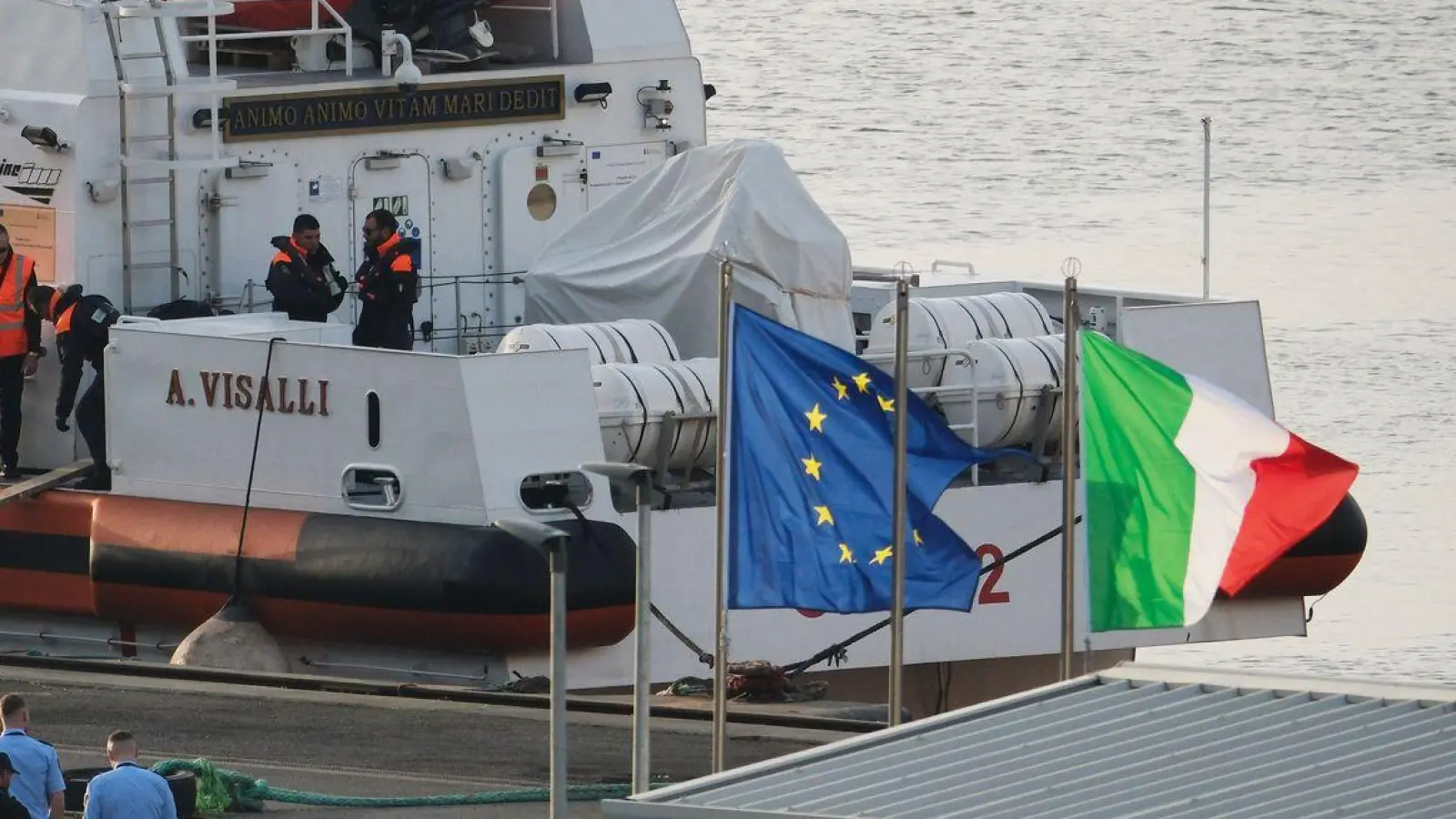 Gerichte hoben zweimal hintereinander die Inhaftierung von Migranten in den albanischen Lagern auf, nachdem sie zuvor von den Behörden auf dem Weg nach Europa im Mittelmeer gestoppt worden waren. (Archivbild) (Foto: Vlasov Sulaj/AP/dpa)