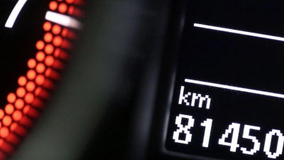 Manipulierte Tachostände sind keine Seltenheit: Bis zu ein Drittel der Gebrauchtwagen könnten nach Polizeizahlen betroffen sein. (Foto: Oliver Berg/dpa/dpa-tmn)