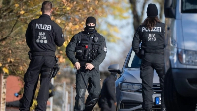 Die Polizei durchsuchte am Donnerstag erneut Häuser. (Foto: Philip Dulian/dpa)