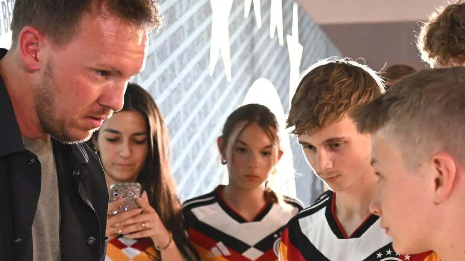 Bundestrainer Nagelsmann schreibt Autogramme für junge Fans. (Archivbild) (Foto: Federico Gambarini/dpa)