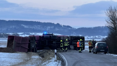 Die Straße zwischen Erlbach und Brunst bei Leutershausen wird voraussichtlich den ganzen Montag blockiert sein. (Foto: Gudrun Bayer)