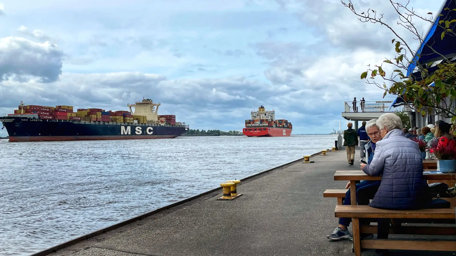 Auf dem Poton op&#39;n Bulln am Blankeneser Elbufer hat man Hamburg-Feeling pur. Zu Fischbrötchen gibt es den Gratisblick auf einlaufende Containerriesen. (Foto: Thomas Wirth)