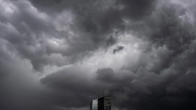 Die Bankenaufsicht der Europäischen Zentralbank (EZB) nimmt regelmäßig die Krisenfestigkeit großer Banken im Euroraum unter die Lupe. (Symbolbild) (Foto: Boris Roessler/dpa)