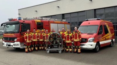 Auf dem Unternehmensgelände präsentieren sich Aktive der Bosch-Werkfeuerwehr – mit ihrem Lüfter sowie mit ihrem Hilfeleistungslöschfahrzeug (links) und ihrem Kleinalarmfahrzeug. (Foto: Oliver Herbst)