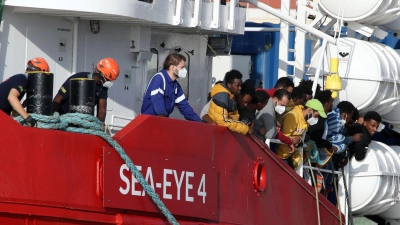Die Seenotretter fürchten, dass sie künftig weniger Menschen helfen können. (Archivbild) (Foto: Alberto Lo Bianco/LaPresse/AP/dpa)
