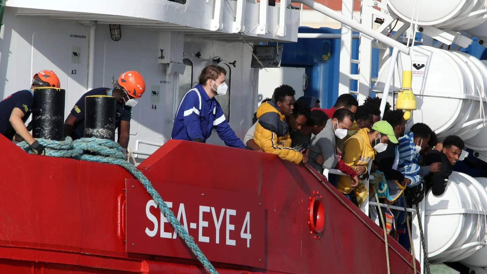 Die Seenotretter fürchten, dass sie künftig weniger Menschen helfen können. (Archivbild) (Foto: Alberto Lo Bianco/LaPresse/AP/dpa)