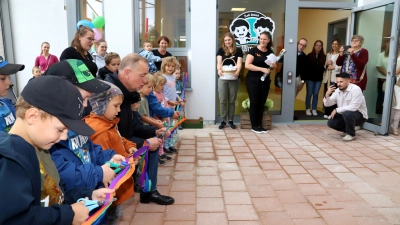 Der Weg ist frei: Oberbürgermeister Thomas Deffner durchschnitt mit Kindern das symbolische Band. (Foto: Oliver Herbst)