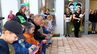 Der Weg ist frei: Oberbürgermeister Thomas Deffner durchschnitt mit Kindern das symbolische Band. (Foto: Oliver Herbst)