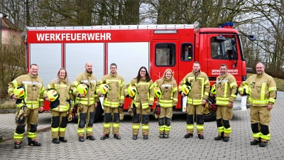 Aktive der Werkfeuerwehr gruppieren sich auf dem Gelände des Bezirksklinikums. (Foto: Jim Albright)